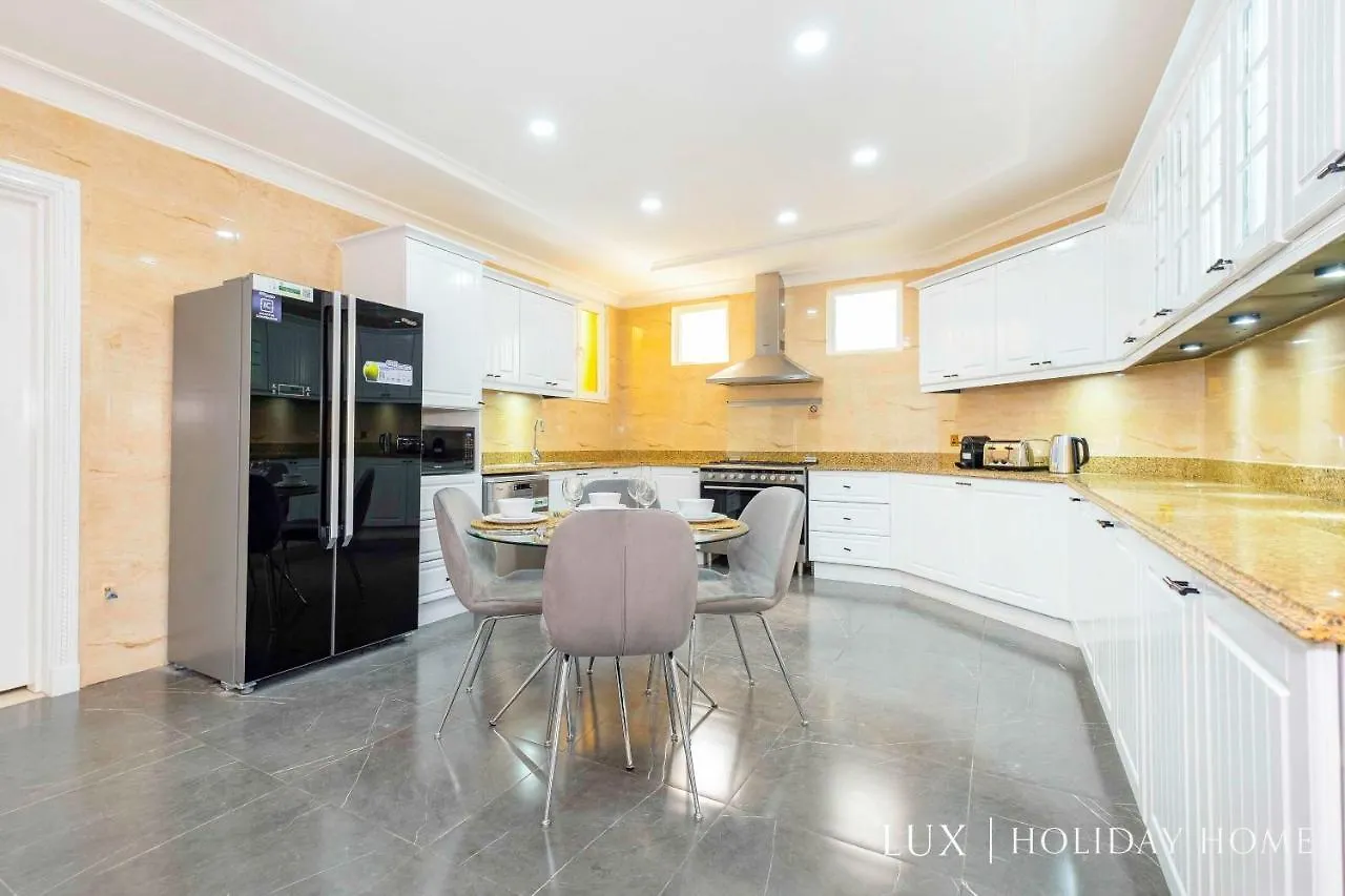 Lux The White Palm Villa دبي 0*,  الإمارات العربية المتحدة